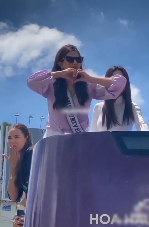 Miss Universe 2021 chấm mồ hôi cho Ngọc Châu, 'quậy' trên xe diễu hành - ảnh 3