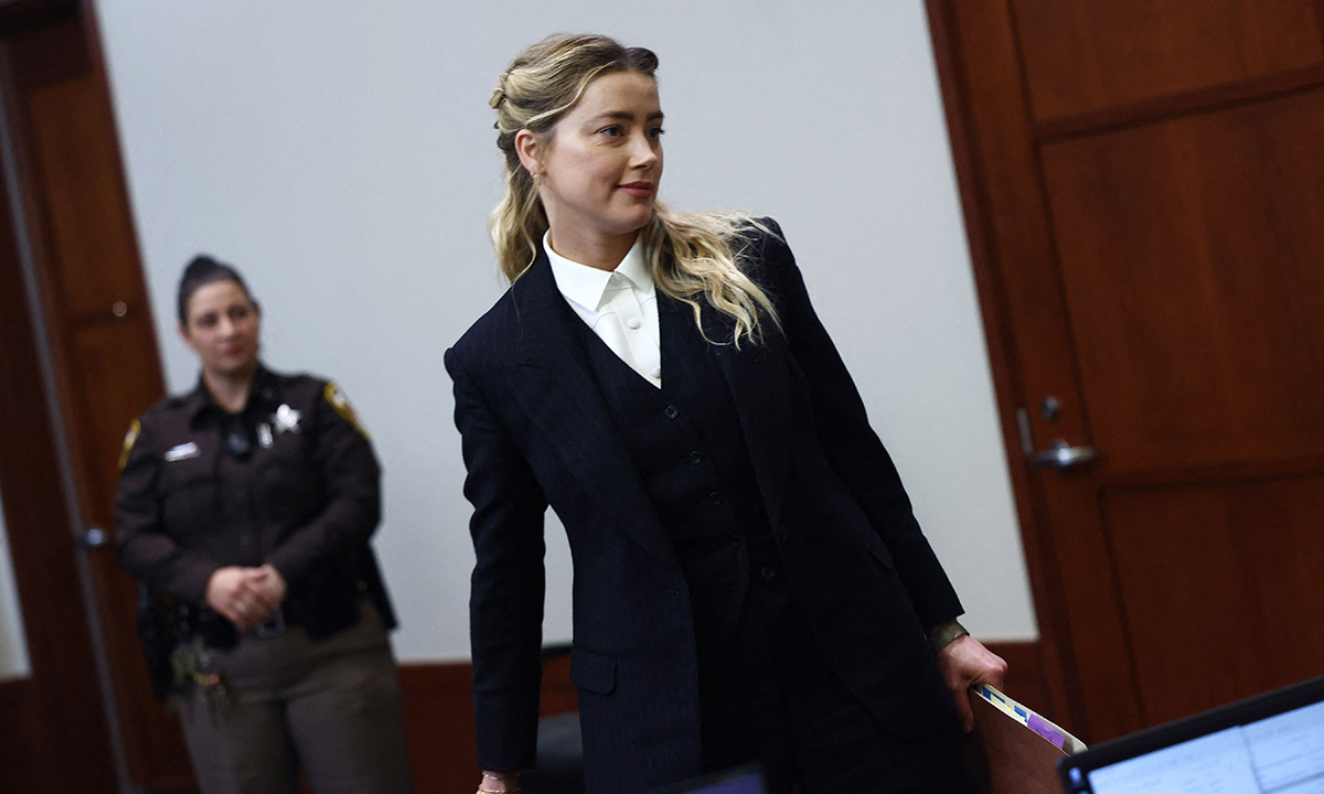 Tòa án gửi giấy riêng yêu cầu Amber Heard trả tiền bồi thường cho Johnny Depp - ảnh 1