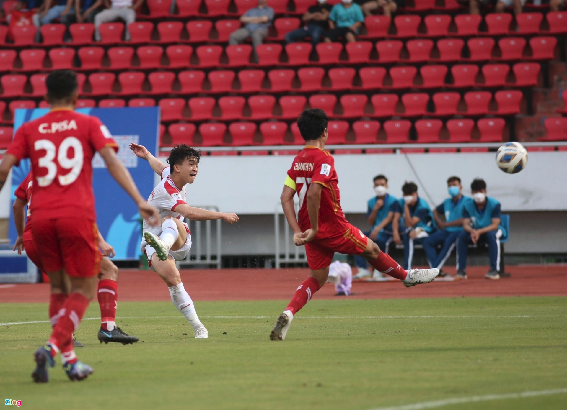 Nhâm Mạnh Dũng chơi nhạt nhòa trong lần đầu đá chính ở AFC Cup - ảnh 8