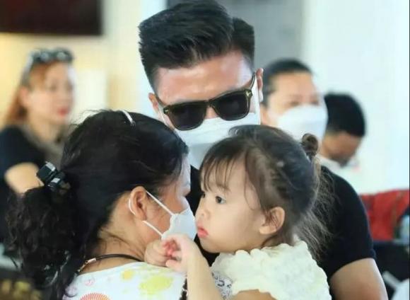 Quang Hải bịn rịn chia tay cháu gái cưng trước khi bay sang Pháp thi đấu - ảnh 3