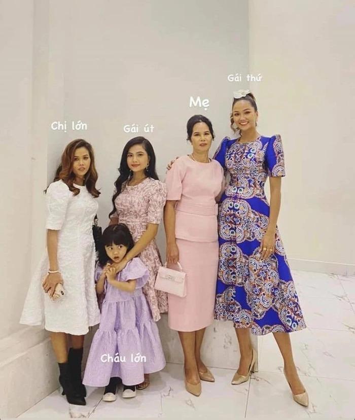 H'Hen Niê chụp ảnh gia đình, mẹ và em gái chiếm spotlight - ảnh 1