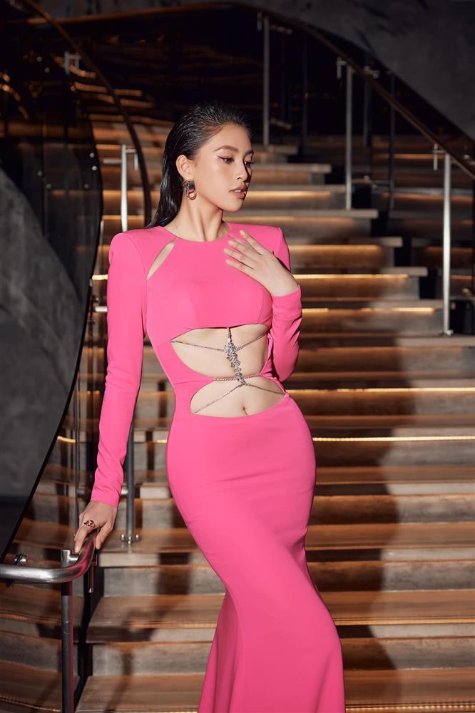 Jun Vũ nóng bỏng diện lại váy xẻ chân ngực của Tiểu Vy - ảnh 9