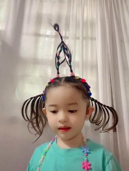 Người mẹ Thái Lan ngày nào cũng tạo kiểu tóc “kỳ thú” cho con gái, dân mạng cực ấn tượng - ảnh 2