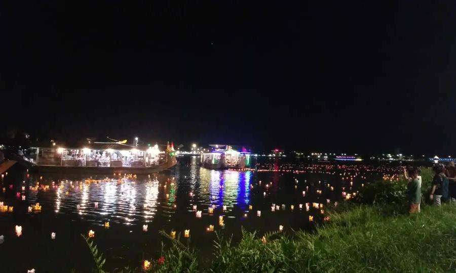 Thả 20.000 hoa đăng xuống sông Hương - ảnh 10