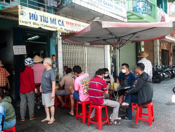 Đến tiệm ăn hủ tiếu mì cá trứ danh Sài Gòn - ảnh 2