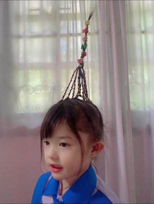 Người mẹ Thái Lan ngày nào cũng tạo kiểu tóc “kỳ thú” cho con gái, dân mạng cực ấn tượng - ảnh 1