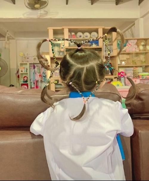 Người mẹ Thái Lan ngày nào cũng tạo kiểu tóc “kỳ thú” cho con gái, dân mạng cực ấn tượng - ảnh 5