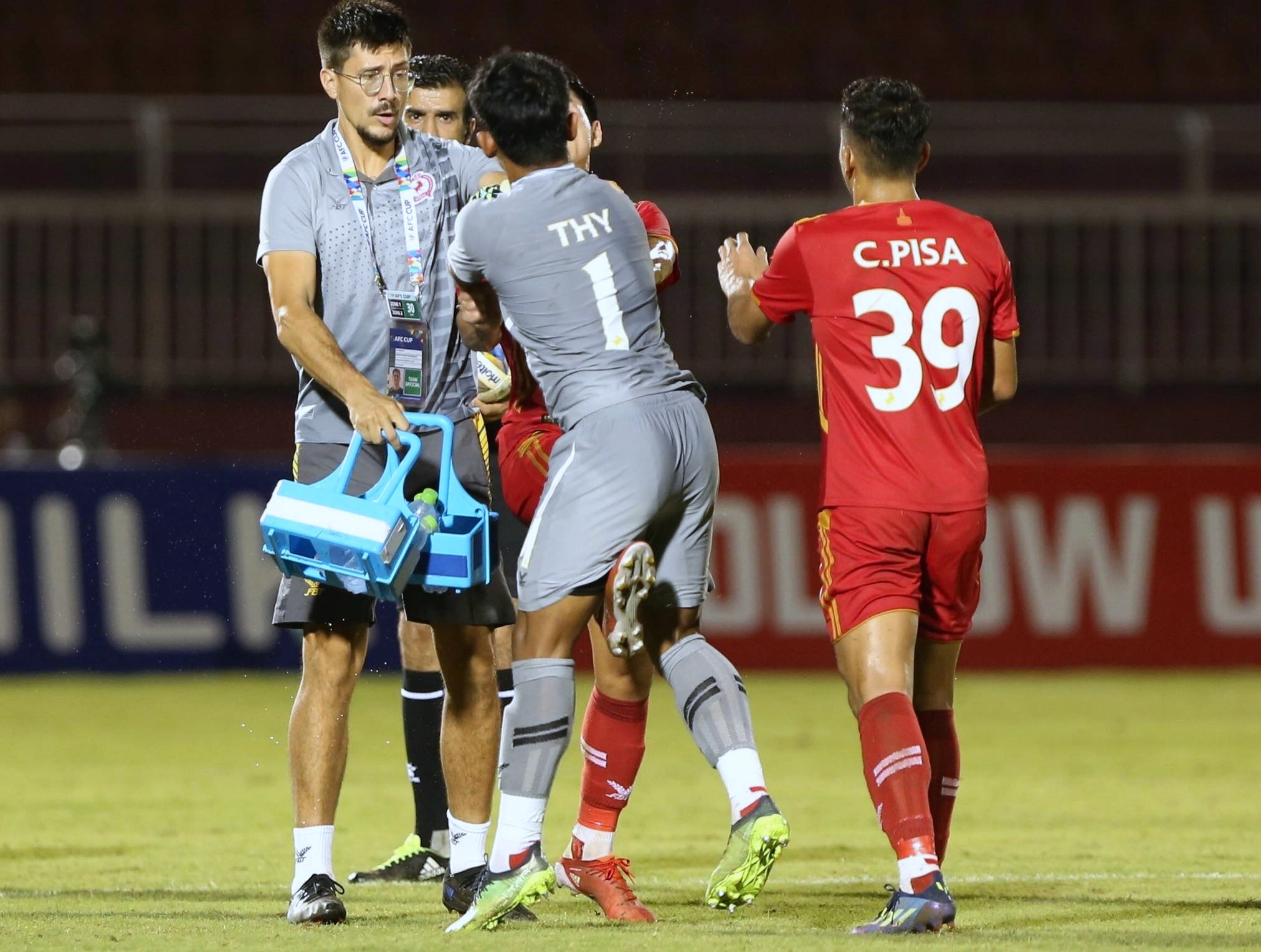 Hai cầu thủ Campuchia đánh nhau trên sân Thống Nhất - ảnh 1