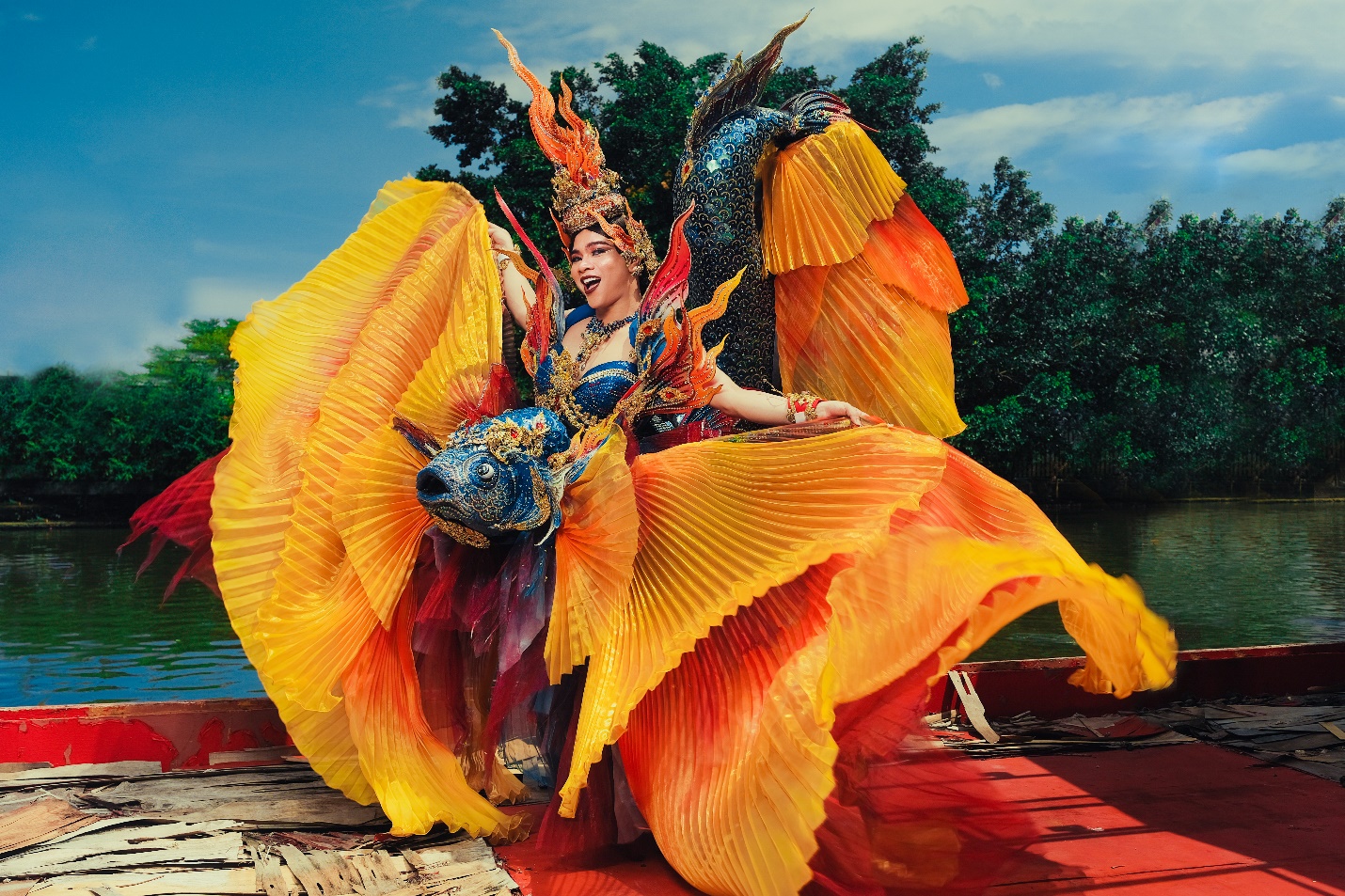 CEO Hương Nam Production House gây sốt cộng đồng mạng với bộ ảnh “National costume” Thái Lan - ảnh 8