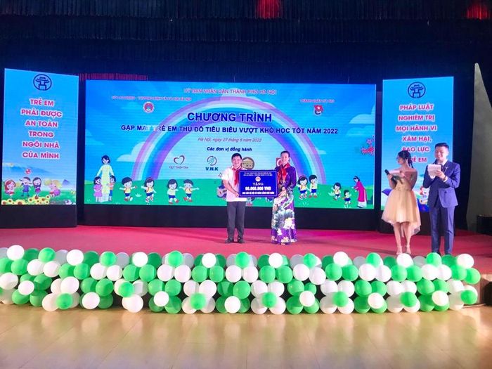 Hà Nội khen thưởng 100 trẻ em tiêu biểu Thủ đô vượt khó học tốt - ảnh 4