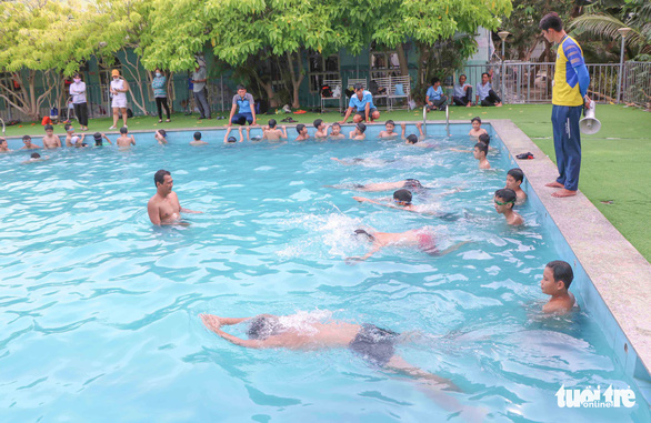 Dạy bơi miễn phí cho gần 1.000 thiếu nhi - ảnh 4