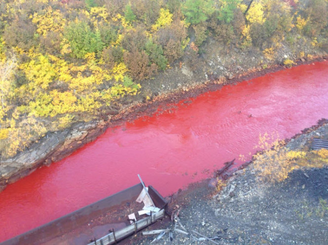 Dòng sông Nga chuyển màu đỏ như máu - ảnh 3