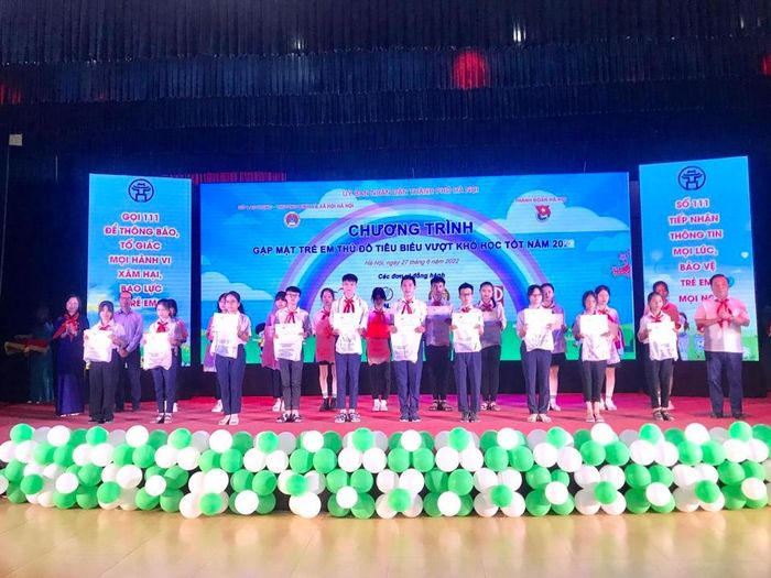 Hà Nội khen thưởng 100 trẻ em tiêu biểu Thủ đô vượt khó học tốt - ảnh 2