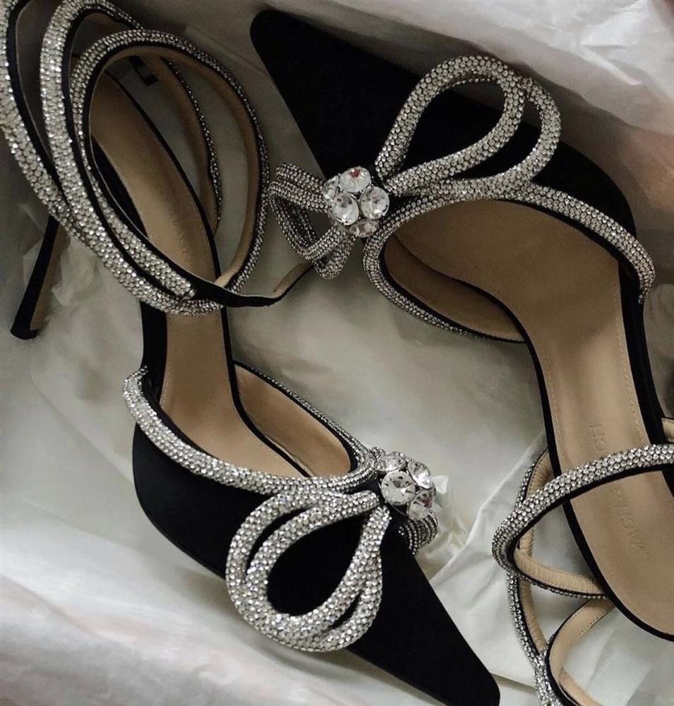 Chỉ 1 đôi giày, mỹ nhân Việt thi nhau mix đồ với váy công chúa - ảnh 1