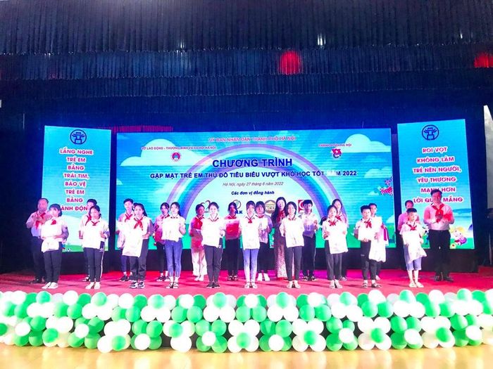 Hà Nội khen thưởng 100 trẻ em tiêu biểu Thủ đô vượt khó học tốt - ảnh 1