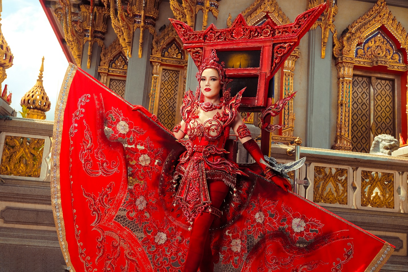 CEO Hương Nam Production House gây sốt cộng đồng mạng với bộ ảnh “National costume” Thái Lan - ảnh 10