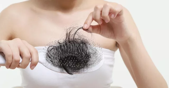 Hạn chế tình trạng rụng tóc ở phụ nữ tuổi trung niên - ảnh 1