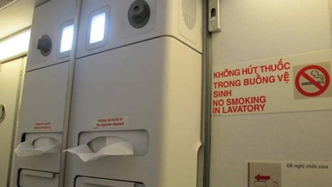 Hút thuốc trên máy bay nhưng không nộp phạt, nam hành khách bị cấm bay 9 tháng - ảnh 1