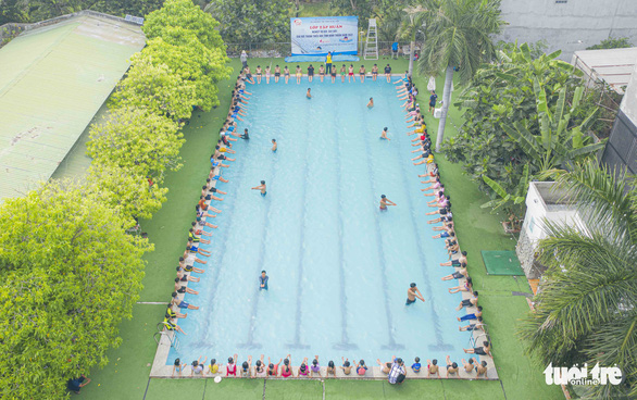 Dạy bơi miễn phí cho gần 1.000 thiếu nhi - ảnh 1