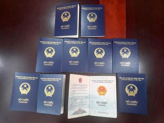 Gần 18 nghìn hồ sơ xin cấp hộ chiếu mẫu mới trong ngày đầu triển khai - ảnh 1