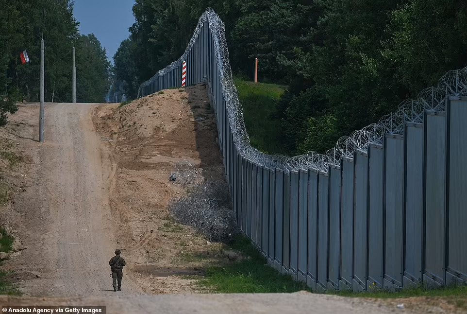 Quốc gia NATO xây tường thép dài hơn 186km dọc biên giới với nước đồng minh Nga - ảnh 1