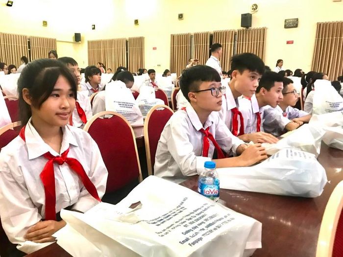 Hà Nội khen thưởng 100 trẻ em tiêu biểu Thủ đô vượt khó học tốt - ảnh 5