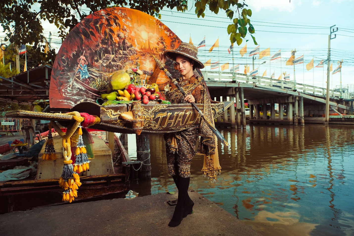 CEO Hương Nam Production House gây sốt cộng đồng mạng với bộ ảnh “National costume” Thái Lan - ảnh 6
