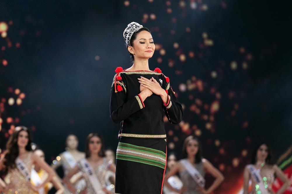 4 hoa hậu final walk: Phạm Hương tranh cãi, Khánh Vân tinh tế - ảnh 8