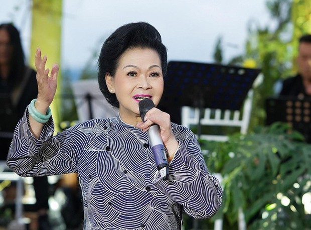 Ca sỹ Khánh Ly hát 