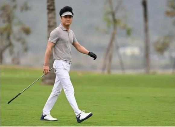 Gu thời trang lịch lãm, phong độ của Hồng Đăng khi đi chơi golf - ảnh 6