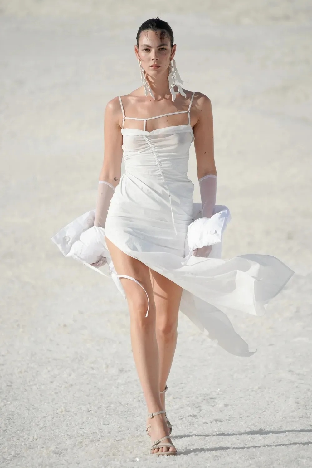 Váy cưới không dành cho cô dâu bánh bèo, bởi nó quá hoang dại và cá tính - ảnh 4