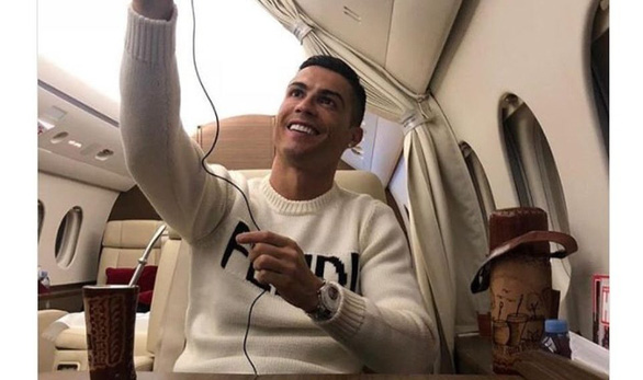Ronaldo rao bán máy bay riêng trước tin đồn chia tay Manchester United - ảnh 1