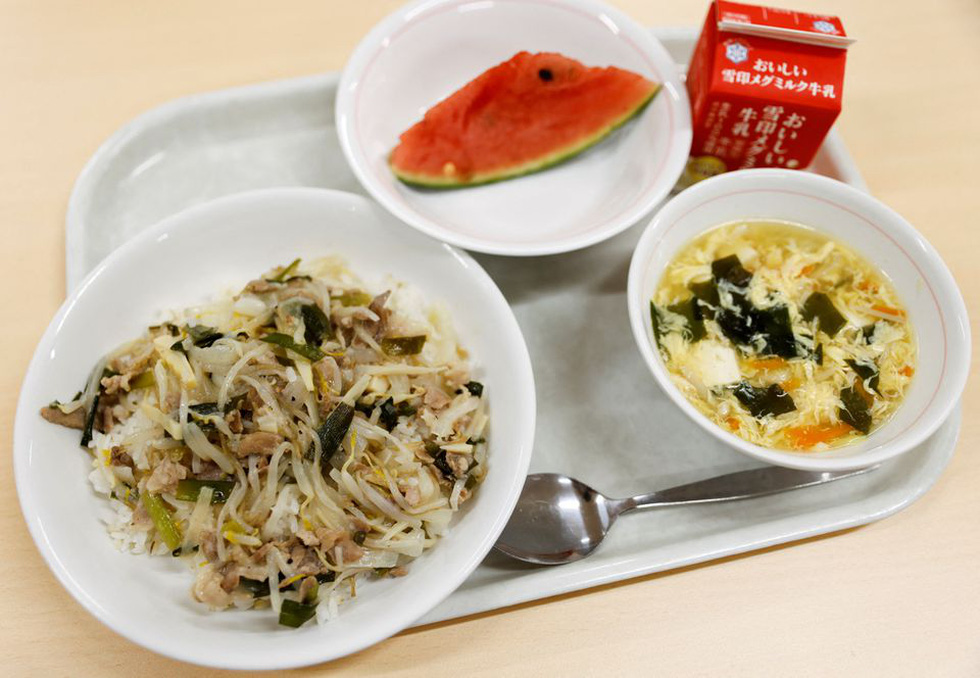 Áp lực lạm phát tại Nhật Bản nhìn từ khẩu phần ăn bị cắt giảm ở trường học - ảnh 4