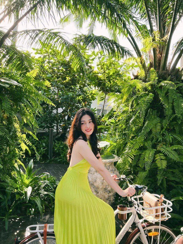 Á hậu Phương Nga diện váy yếm khoe vai trần quyến rũ, Jennifer Phạm nóng bỏng với bikini - ảnh 2