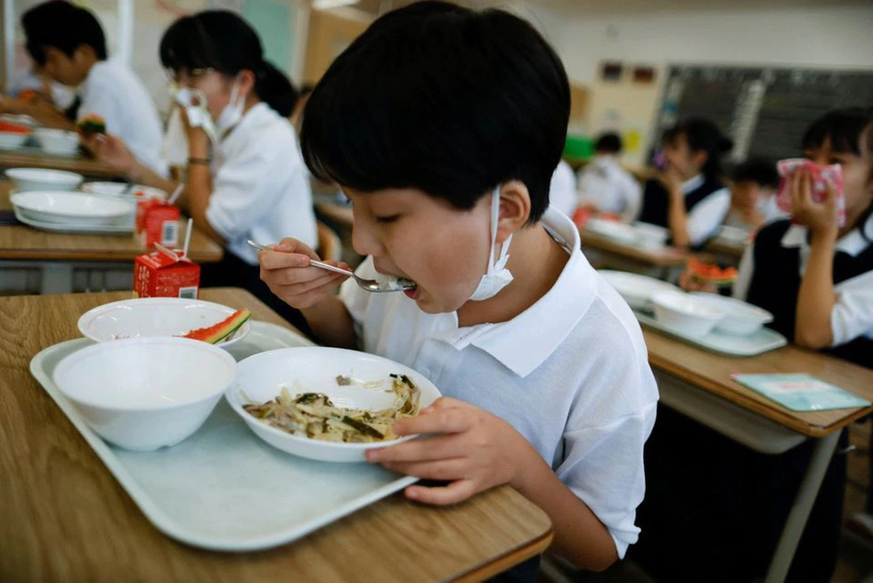 Áp lực lạm phát tại Nhật Bản nhìn từ khẩu phần ăn bị cắt giảm ở trường học - ảnh 2