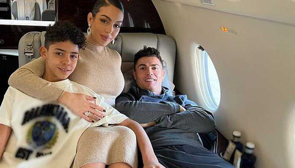 Ronaldo rao bán máy bay riêng trước tin đồn chia tay Manchester United - ảnh 2