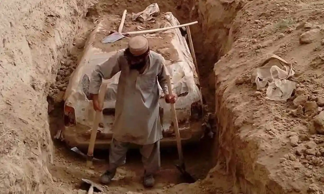 Khai quật ô tô chôn dưới đất suốt 20 năm của thủ lĩnh sáng lập, Taliban giải thích - ảnh 1