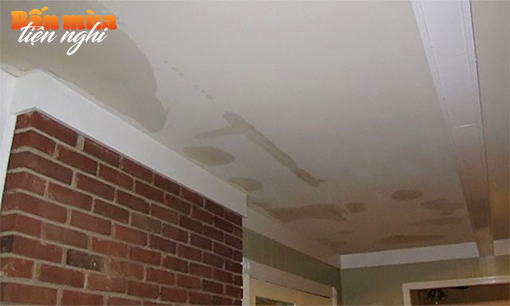 Sau mưa lớn, tường nhà, trần nhà thấm nước dẫn đến bong tróc, nứt vỡ: Xử lý như thế nào? - ảnh 1