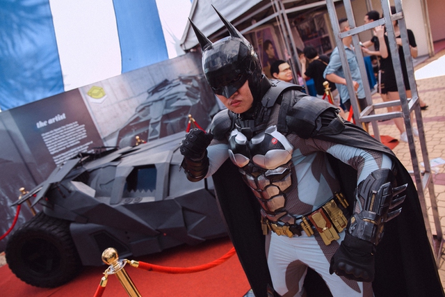 Gen Z chi tiền khủng, mang mô hình siêu xe Bat Man trị giá 500 triệu đồng từ Hà Nội và TP.HCM dự lễ hội hoá trang - ảnh 1