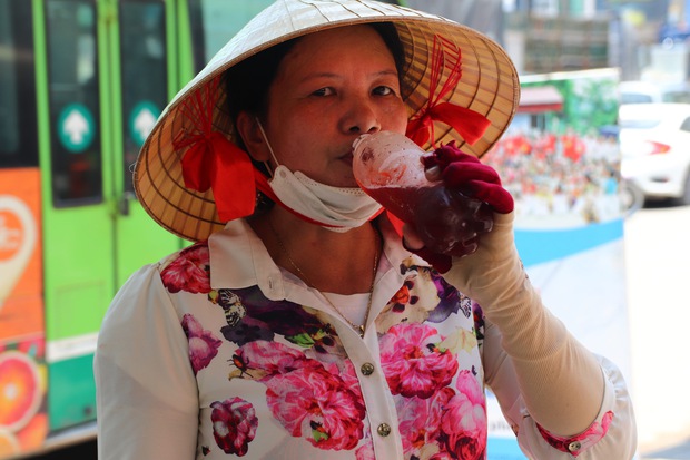 “Ở đây tặng nước lạnh miễn phí” – Khi người lao động nghèo ở Hà Nội được giải nhiệt bằng tình người - ảnh 10