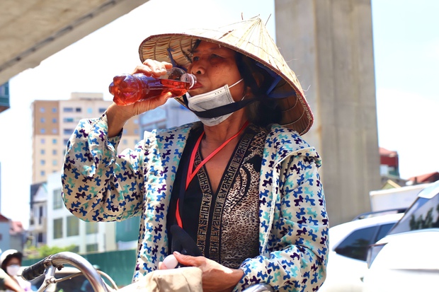 “Ở đây tặng nước lạnh miễn phí” – Khi người lao động nghèo ở Hà Nội được giải nhiệt bằng tình người - ảnh 4