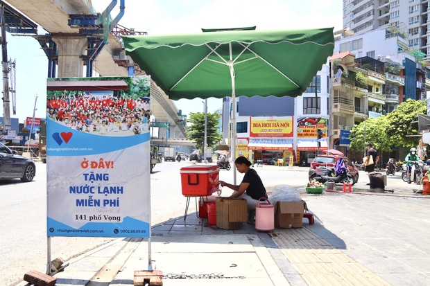 “Ở đây tặng nước lạnh miễn phí” – Khi người lao động nghèo ở Hà Nội được giải nhiệt bằng tình người - ảnh 1