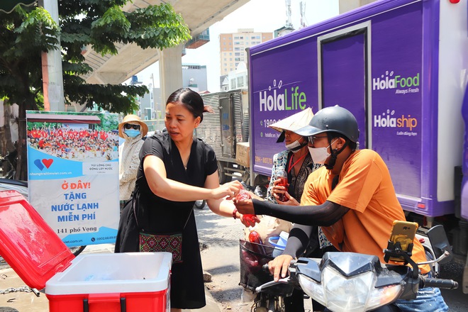 “Ở đây tặng nước lạnh miễn phí” – Khi người lao động nghèo ở Hà Nội được giải nhiệt bằng tình người - ảnh 3