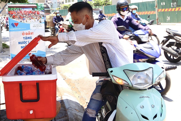 “Ở đây tặng nước lạnh miễn phí” – Khi người lao động nghèo ở Hà Nội được giải nhiệt bằng tình người - ảnh 7