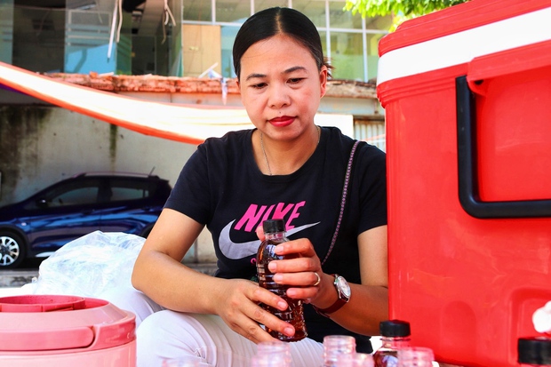 “Ở đây tặng nước lạnh miễn phí” – Khi người lao động nghèo ở Hà Nội được giải nhiệt bằng tình người - ảnh 11