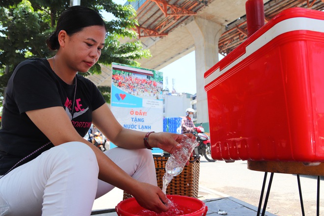 “Ở đây tặng nước lạnh miễn phí” – Khi người lao động nghèo ở Hà Nội được giải nhiệt bằng tình người - ảnh 9