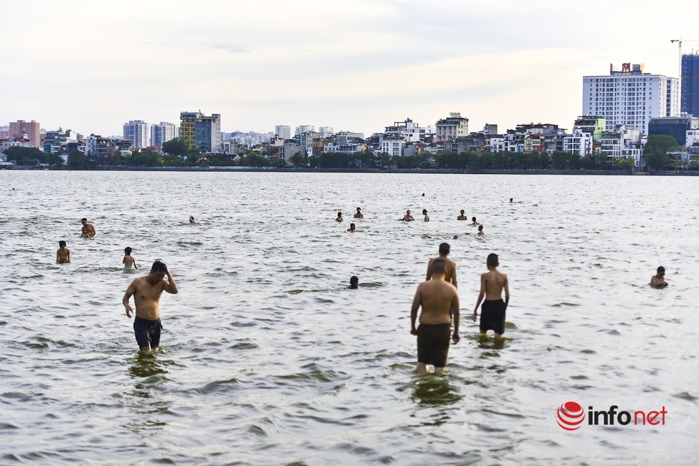 “Ở đây tặng nước lạnh miễn phí” – Khi người lao động nghèo ở Hà Nội được giải nhiệt bằng tình người - ảnh 24