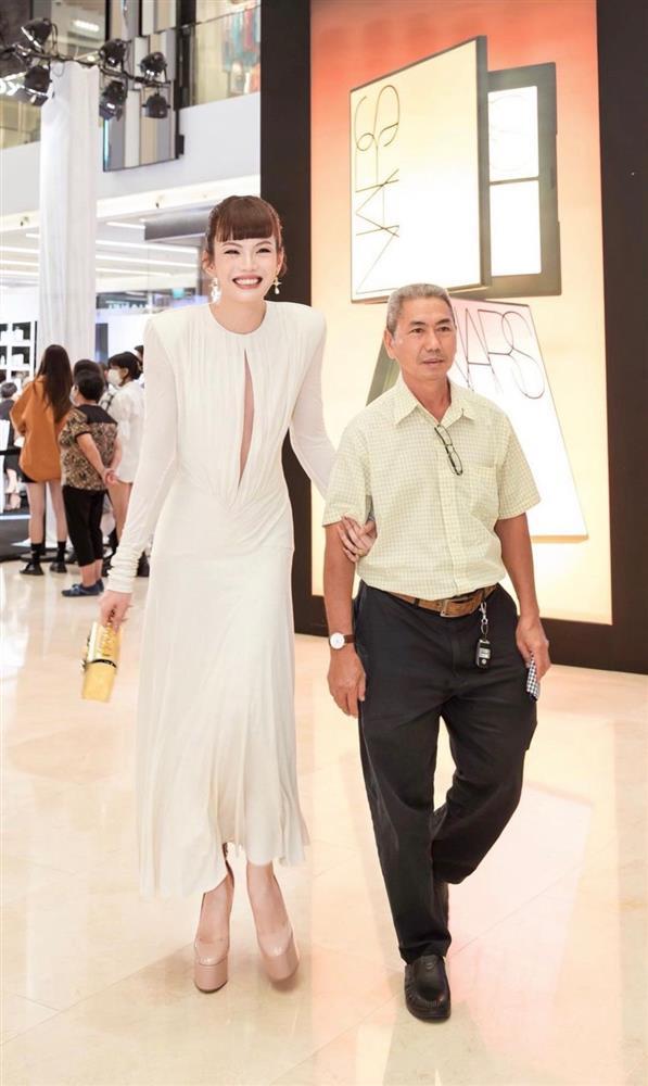 Đào Bá Lộc mặc váy ngắn cũn hóa quý cô sang chảnh đi sự kiện - ảnh 4