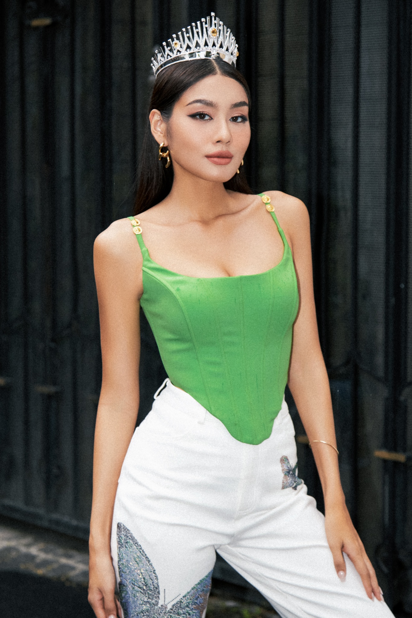 Hoa hậu Ngọc Châu đẹp sắc nét cùng loạt đầm sắc trắng tinh khôi - ảnh 10