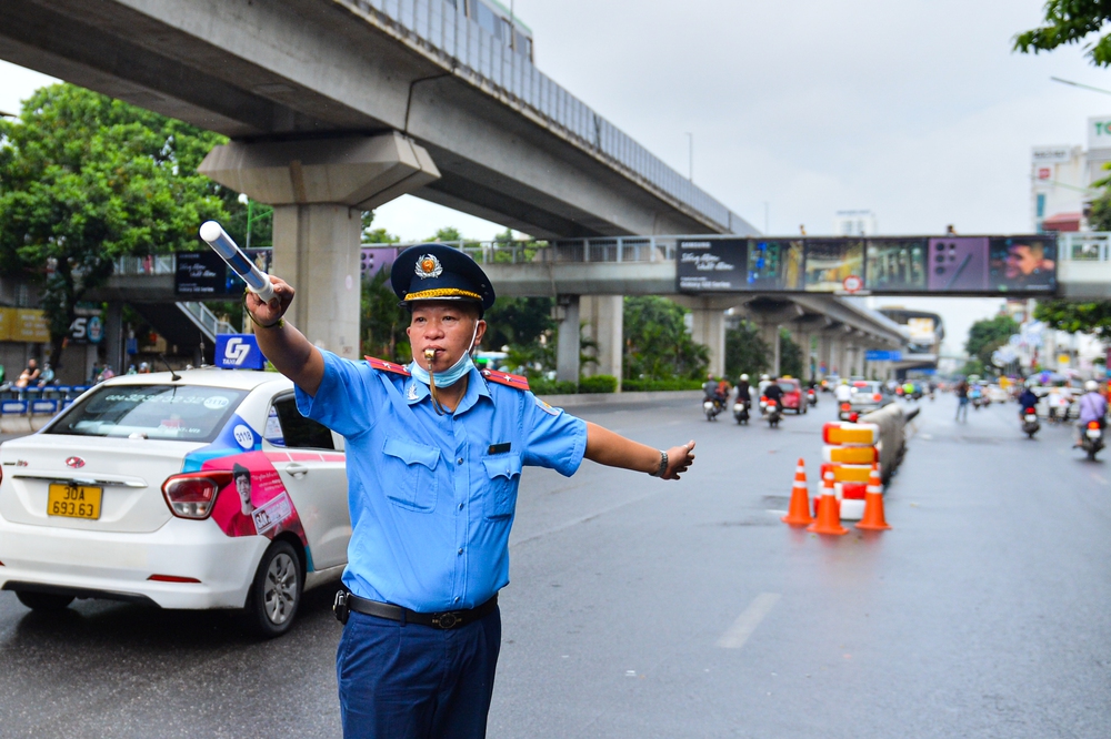 Ngày đầu dựng dải phân cách trên đường Nguyễn Trãi: Giao thông hỗn loạn, xe máy vẫn đi vào làn ô tô - ảnh 6